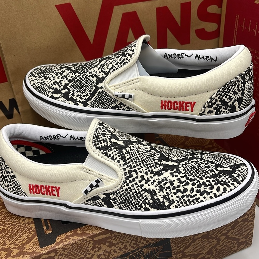 Vans WMNS Skate Slip-On Hockey Skateboards Snake
VN0A5FCA7W1
Sneakers - Picture 9 of 16